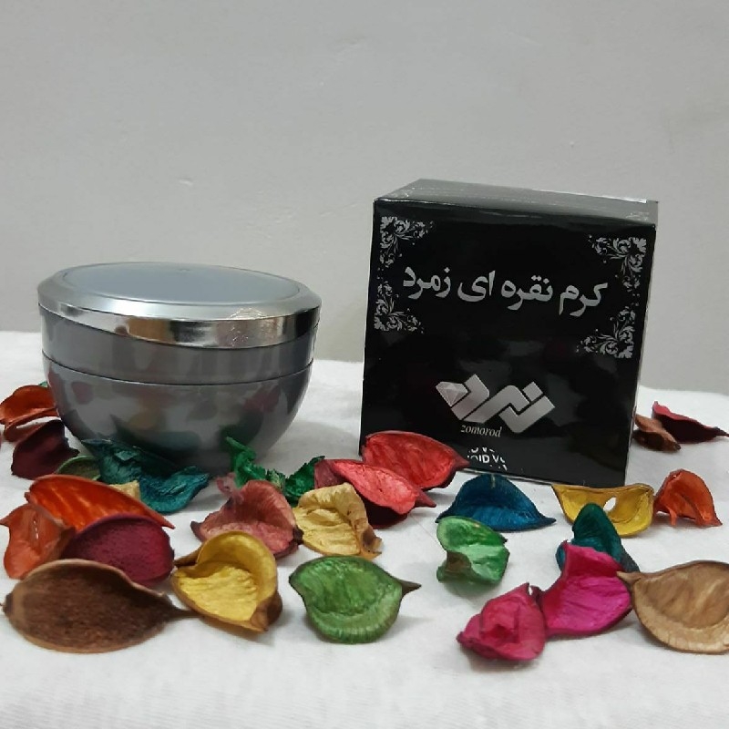کرم نقره ای زمرد