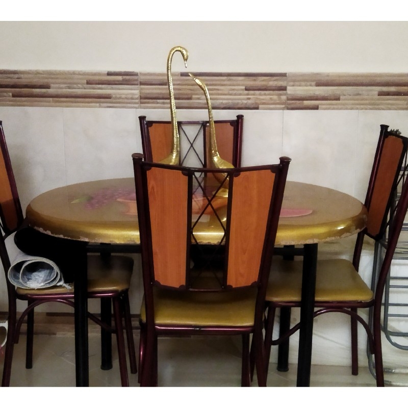 یک عدد میز ناهار خوری