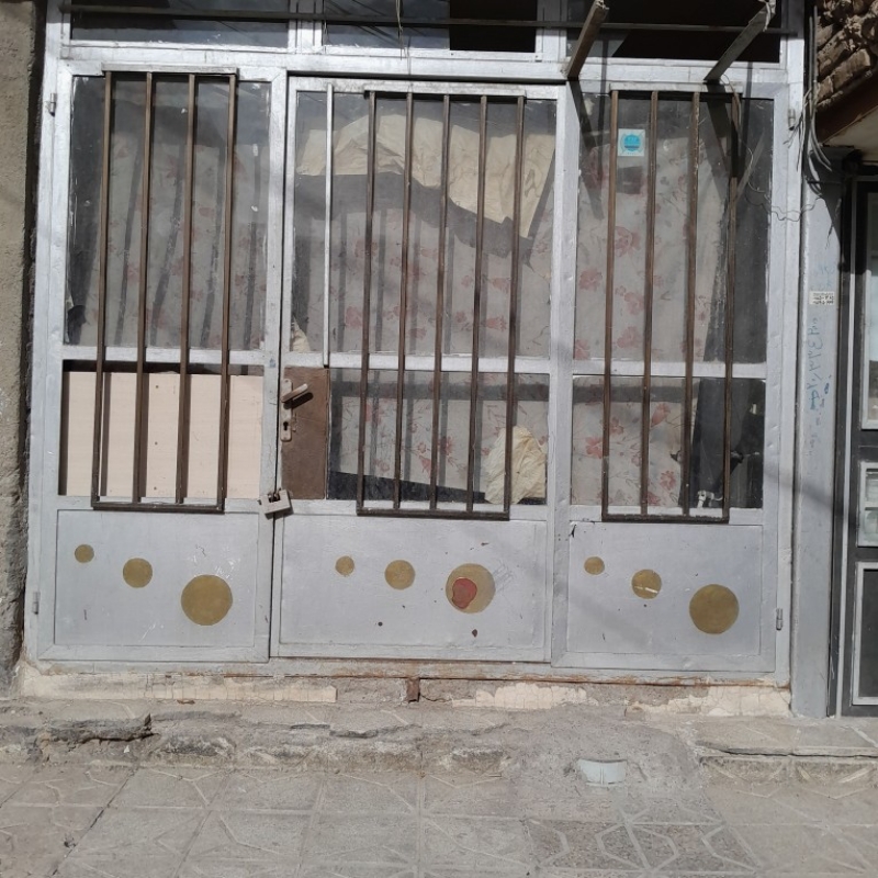 در مغازه