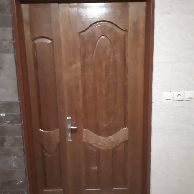 درب چوبی ورودی ساختمان سالم نو