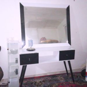 میز شیک همراه اینه برای  کار در ارایشگاه همراه جای سشوار و بوفه برای جا دادن وسایل و ماشین ها و ….