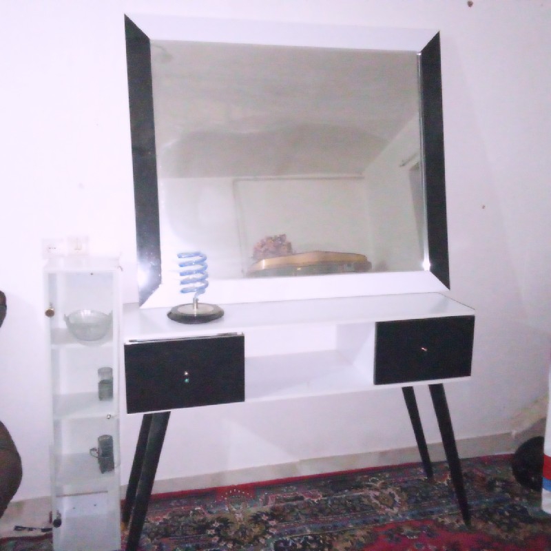 میز شیک همراه اینه برای  کار در ارایشگاه همراه جای سشوار و بوفه برای جا دادن وسایل و ماشین ها و ….