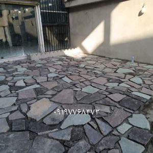 اجرای سنگ لاشه  کف حیاط ویلا باغچه