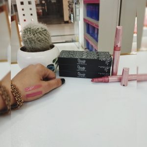 رژلب مایع . حجم دهنده
