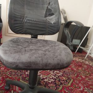 صندلی داره چرخ دار