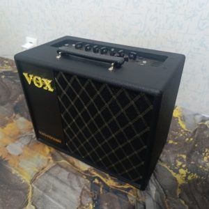 فروش آمپلیفایر گیتار vox vt20x درحد نو