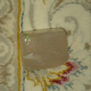 تعدادی سنگ عقیق از جمله ؛عقیق قرمز یمنی عقیق بابا قوری عقیق سفید راف و نزدیک به صورتی .