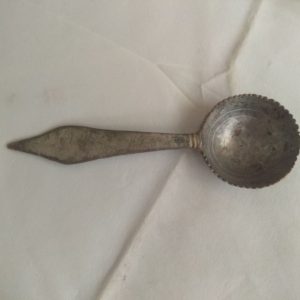 وسیله خیلی قدیمی عذاخوری ملاقه کوچک مسی طراحی خیلی ابتدائی