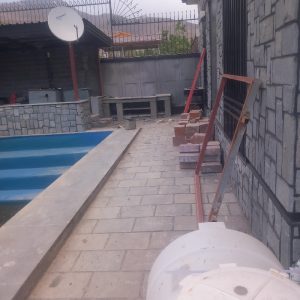 اجرای سنگ لاشه کف دیوار پله آبنما