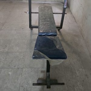 نیمکت پرس سینه با هالتر و وزنه