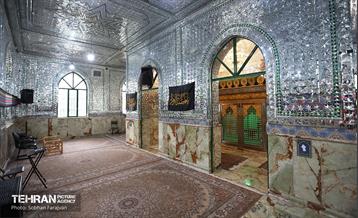 یک قطعه قبر دو طبقه در ضریح امامزاده جعفر کن داخل ضریح کنار حرم امامزاده جعفر