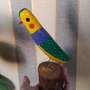مجسمه چوبی طرح پرنده با رنگ روغنی