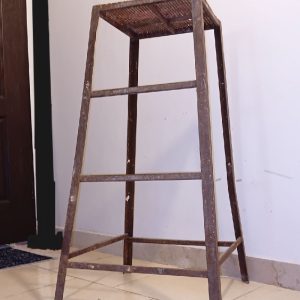 چهارپایه فلزی